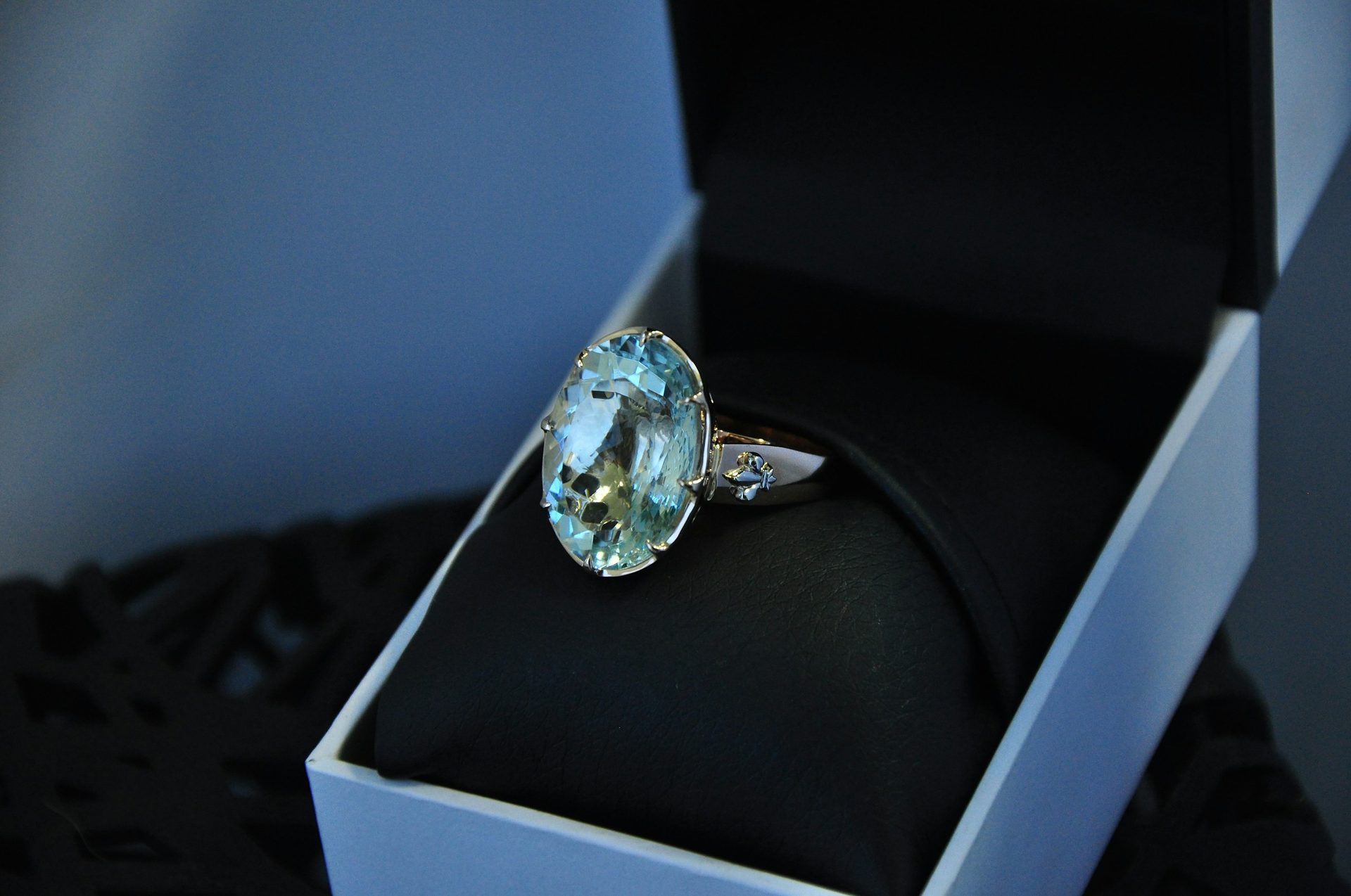 Aquamarine cat's eye cabochon showing the chatoyant moving white ray across pale blue-green beryl